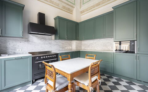 Albizi Penthouse Luxury Apartment In Florence By P: Cabinetry, Comptoir, Meubles, Cuisinière, Bois, Cuisine, Table, Appareil De Cuisine, Design Intérieur, Architecture