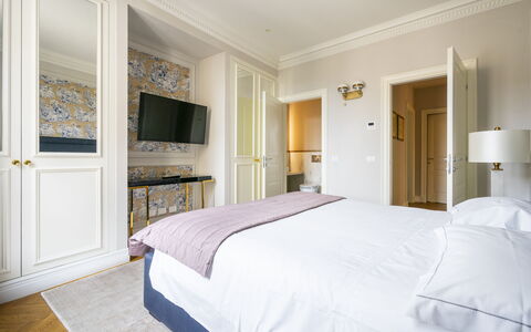 Albizi Penthouse Luxury Apartment In Florence By P: Meubles, Propriété, Confort, Bâtiment, Bleu Azur, Bois, Lit, Design Intérieur, Lampe, Cadre De Lit