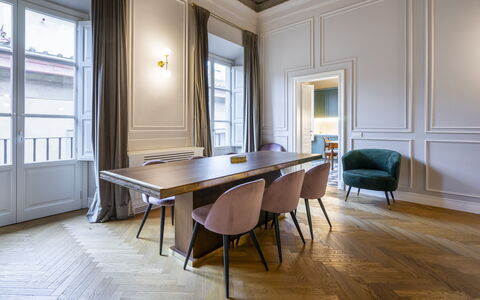 Albizi Penthouse Luxury Apartment In Florence By P: Table, Propriété, Meubles, Fenêtre, Bâtiment, Bois, Salle, Cadre, Chaise, Design Intérieur