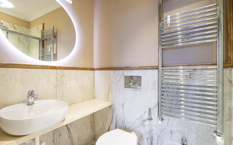 Albizi Penthouse Luxury Apartment In Florence By P: Luminaire Plomberie, Propriété, Miroir, Robinet, Évier, Lavabo, Salle De Bains, Design Intérieur, Bois, Sol