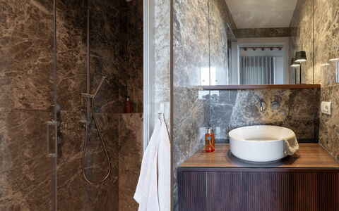 Correggiolo Spereto Apartment With Pool, Montaione: Marron, Luminaire Plomberie, Robinet, Miroir, Évier, Bois, Salle De Bains, Sol, Lavabo, Dur