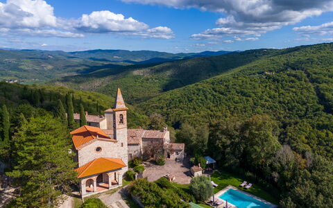 Villa Pietrafitta: Nuage, Ciel, Plante, Propriété, Bleu Azur, Arbre, Montagne, Paysage Naturel, Bâtiment, Végétation