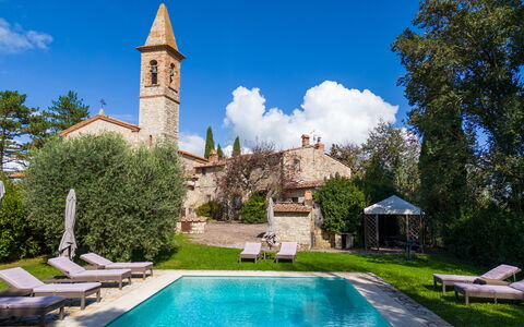 Villa Pietrafitta: L'Eau, Plante, Nuage, Ciel, Propriété, Bâtiment, Vert, Bleu, Bleu Azur, Arbre