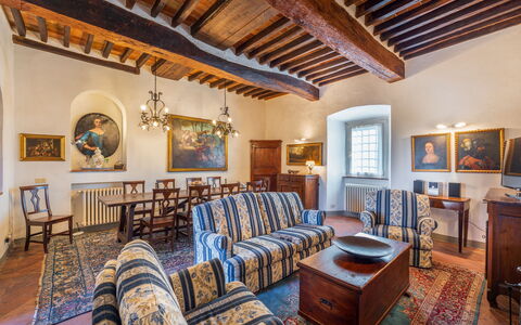 Villa Pietrafitta: Cadre, Meubles, Propriété, Table, Chaise, Bois, Éclairage, Design Intérieur, Sol, Salon