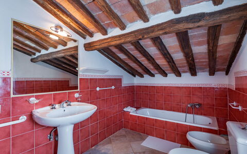 Villa Pietrafitta: Robinet, Luminaire Plomberie, Propriété, Évier, Salle De Bains, Lavabo, Éclairage, Design Intérieur, Violet, Bois