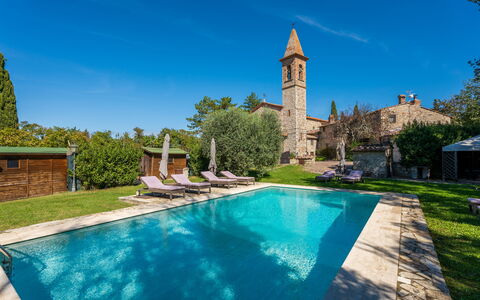 Villa Pietrafitta: L'Eau, Plante, Ciel, Propriété, Bâtiment, Piscine, Bleu Azur, La Nature, Arbre, Architecture