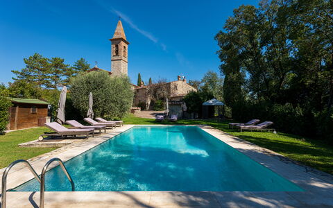 Villa Pietrafitta: L'Eau, Plante, Ciel, Arbre, La Nature, Bleu Azur, Bâtiment, Piscine, Loisir, Herbe