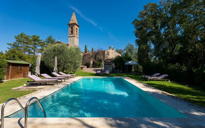 Villa Pietrafitta: L'Eau, Plante, Ciel, Arbre, La Nature, Bleu Azur, Bâtiment, Piscine, Loisir, Herbe
