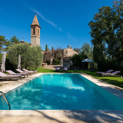 Villa Pietrafitta: L'Eau, Plante, Ciel, Arbre, La Nature, Bleu Azur, Bâtiment, Piscine, Loisir, Herbe