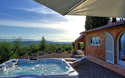 Casa Andrea: L'Eau, Ciel, Nuage, Plante, Fenêtre, Bâtiment, Piscine, Bleu Azur, Ombre, Architecture