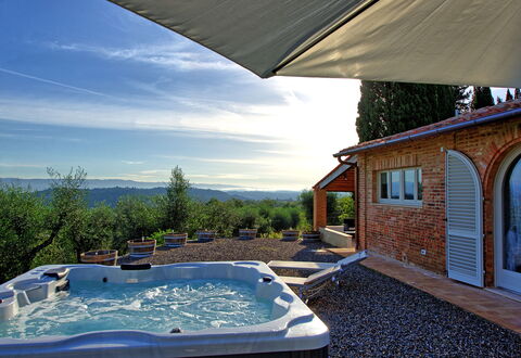 Casa Andrea: L'Eau, Ciel, Nuage, Plante, Fenêtre, Bâtiment, Piscine, Bleu Azur, Ombre, Architecture
