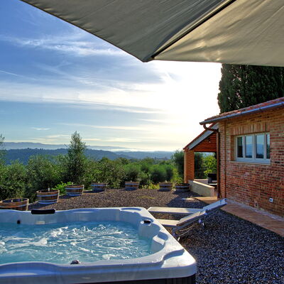 Casa Andrea: L'Eau, Ciel, Nuage, Plante, Fenêtre, Bâtiment, Piscine, Bleu Azur, Ombre, Architecture