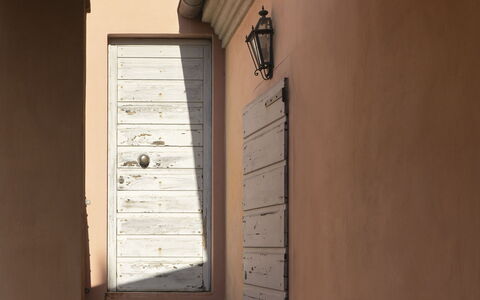 Borgo Dolciano: Bâtiment, Bois, Ombre, Teintes Et Ombres, Dur, Tache De Bois, Sol, Plafond, Porte