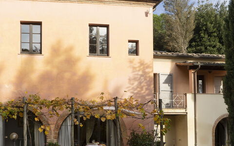 Borgo Dolciano: Bâtiment, Plante, Ciel, Nuage, Fenêtre, Arbre, Maison, Chalet, Façade, Arecales
