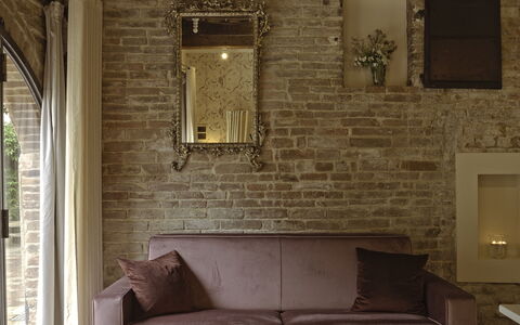 Borgo Dolciano: Marron, Meubles, Canapé, Bois, Design Intérieur, Rectangle, Sol, Sol, Salon, Dur