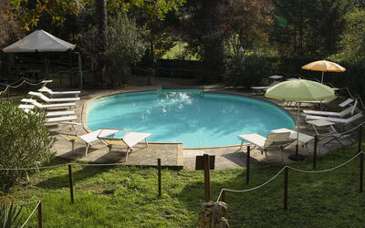 Borgo Dolciano: L'Eau, Plante, Piscine, Ombre, Mobilier De Jardin, Paysage Naturel, Herbe, Arbre, Chaise, Loisir