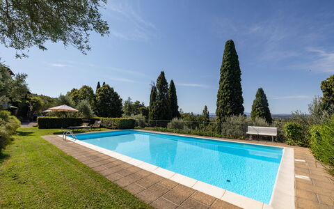 Villa Delle Rose: L'Eau, Nuage, Ciel, Plante, Piscine, Bleu Azur, Arbre, Plan D'Eau, Loisir, Herbe