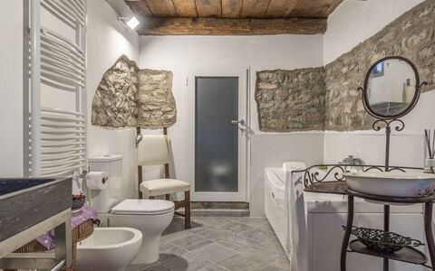 Orazio Liberty House,Lunigiana, Nature: Propriété, Miroir, Cadre, Luminaire Plomberie, Violet, Architecture, Design Intérieur, Sol, Sol, Salle De Bains