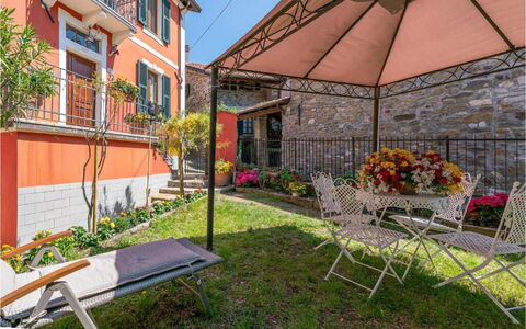 Orazio Liberty House,Lunigiana, Nature: Porte, Pot De Fleur, Chaise, Appartement, Plante D'Appartement, Balcon, Mobilier De Jardin, Tableau De Plein Air, Porche, Cour