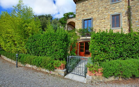 Casa Minuccia: Plante, Nuage, Fenêtre, Bâtiment, Ciel, Herbe, Zone Résidentielle, Maison, Arbuste, Façade