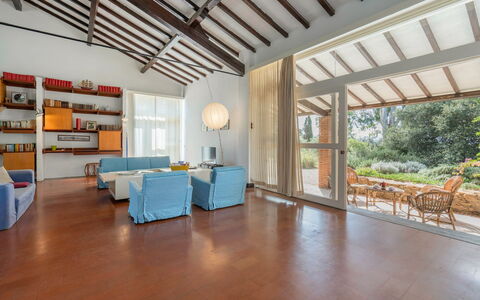 Poggetti San Luigi Country Home Follonica: Table, Meubles, Propriété, Bois, Design Intérieur, Étagère, Sol, Sol, Mur, Chaise