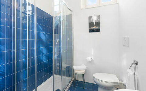 Poggetti San Luigi Country Home Follonica: Propriété, Luminaire Plomberie, Bleu Azur, Bleu, Salle De Bains, Violet, Design Intérieur, Bâtiment, Toilette