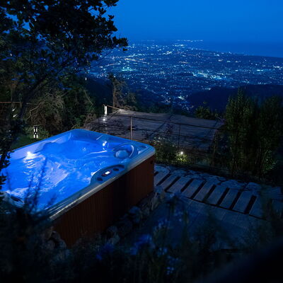 La Casa Sul Forte: Ciel, Plante, Bleu, Arbre, Bâtiment, Piscine, Ombre, Paysage, Toit, Loisir