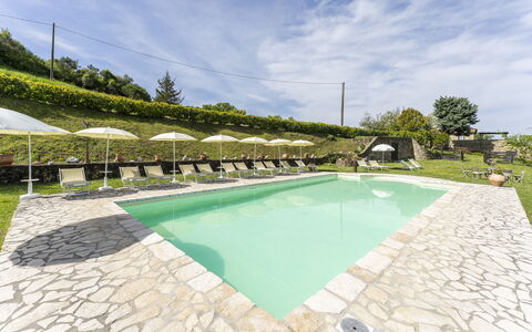 Marcigliana Cottage, Pool, Radicondoli: Nuage, Ciel, L'Eau, Propriété, Plante, Piscine, Bâtiment, Ombre, Arbre, Loisir