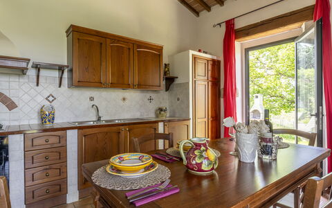 Marcigliana Cottage, Pool, Radicondoli: Cabinetry, Meubles, Propriété, Table, Comptoir, Fenêtre, Bois, Cuisine, Bâtiment