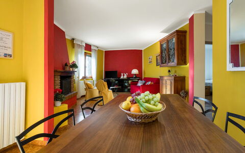 Bellavista Tuscany Apartment Panoramic Terrace: Table, Meubles, Propriété, Aliments, Chaise, Vaisselle, Bois, Design Intérieur, Sol, Sol