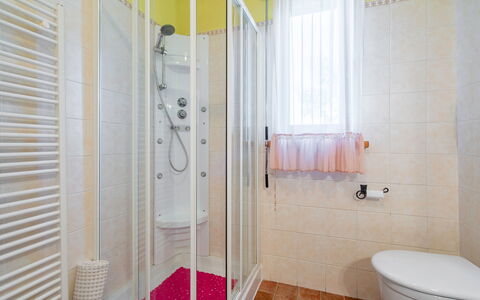 Bellavista Tuscany Apartment Panoramic Terrace: Propriété, Luminaire Plomberie, Siège De Toilette, Bâtiment, Toilette, Salle De Bains, Design Intérieur, Sol, Architecture