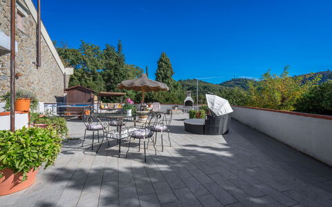 Bellavista Tuscany Apartment Panoramic Terrace: Ciel, Plante, Table, Bâtiment, Pot De Fleur, Surface De La Route, Chaise, Design Urbain, Arbre, Ombre