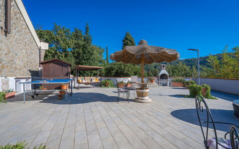Bellavista Tuscany Apartment Panoramic Terrace: Ciel, Plante, Propriété, Ombre, Pot De Fleur, Bâtiment, Table, Mobilier De Jardin, Design Urbain, Parapluie