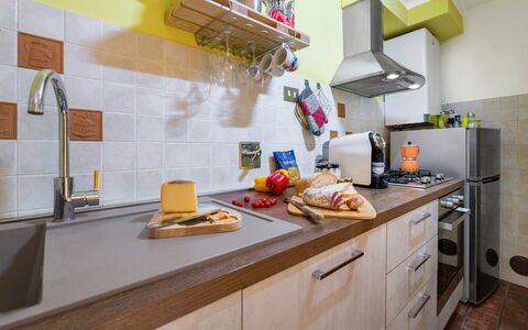 Bellavista Tuscany Apartment Panoramic Terrace: Cabinetry, Propriété, Comptoir, Aliments, Cuisine, Orange, Design Intérieur, Bois, Sol, Sol