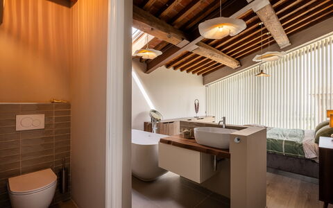 Melaiolo Modern Apartment With Pool, Montaione, To: Design Intérieur, Luminaire Plomberie, Sol, Bois, Plafond, Sol, Éclairage, Plomberie, Salle De Bains, Domicile