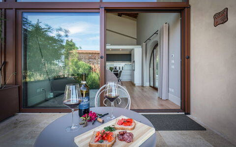 Melaiolo Modern Apartment With Pool, Montaione, To: Vaisselle, Table, Aliments, Porte, Bois, Plante, Design Intérieur, Sol, Sol