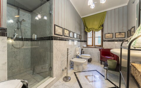 Lounge Flat Camaiore, Wifi, Versilia Coast: Propriété, Luminaire Plomberie, Baignoire, Salle De Bains, Douche, Bâtiment, Design Intérieur, Architecture, Robinet, Sol