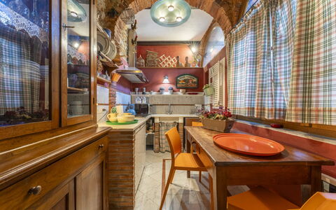 Lounge Flat Camaiore, Wifi, Versilia Coast: Table, Meubles, Propriété, Bois, Design Intérieur, Chaise, Éclairage, Cabinetry, Bâtiment, Fenêtre