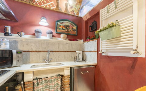 Lounge Flat Camaiore, Wifi, Versilia Coast: Cabinetry, Comptoir, Robinet, Bois, Cuisine, Bâtiment, Design Intérieur, Éclairage, Étagère, Évier