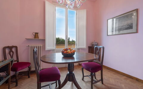 Orto Botanico Apartment With Terrace And Dome View: Table, Meubles, Propriété, Chaise, Cadre, Plante, Bois, Design Intérieur, Éclairage, Plante D'Appartement