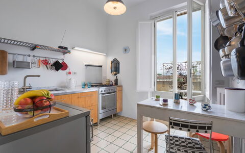 Orto Botanico Apartment With Terrace And Dome View: Meubles, Propriété, Cabinetry, Comptoir, Table, Cuisine, Design Intérieur, Bois, Cuisinière, Sol