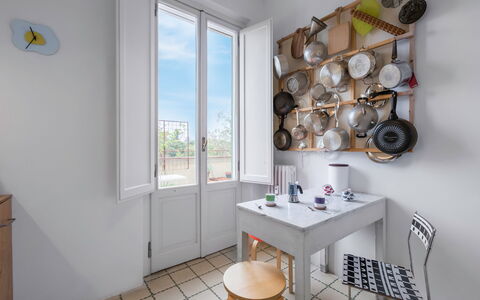 Orto Botanico Apartment With Terrace And Dome View: Table, Propriété, Meubles, Fenêtre, Design Intérieur, Bois, Éclairage, Sol, Rayonnage
