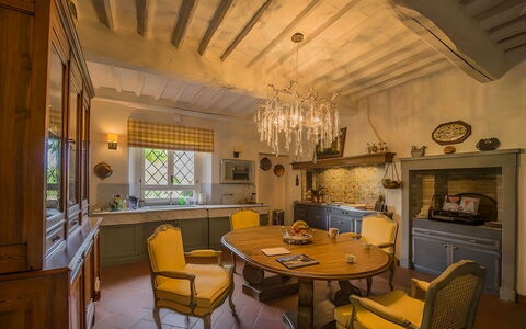 Villa Bongi: Meubles, Design Intérieur, Bois, Chaise, Sol, Table, Plafond, Éclairage, Domicile, Cuisine