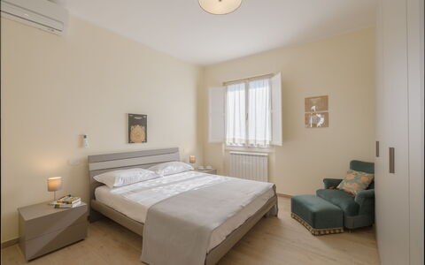 Casa Maria: Meubles, Lit, Design Intérieur, Chambre, Mur, Sol, Sol, Literie, Drap De Lit, Bois