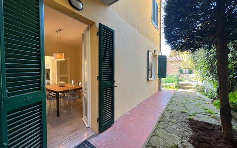 Casa Maria: Plante, Propriété, Jour, Bâtiment, Fenêtre, Ombre, Bois, Porte, Architecture