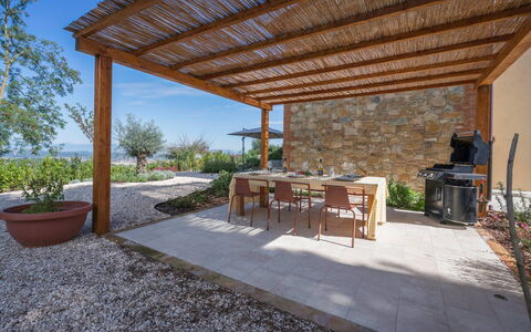 Punteriolo Spereto Family Apartment With Pool,: Plante, Table, Meubles, Pot De Fleur, Ciel, Ombre, Bois, Plante D'Appartement, Design Intérieur, Chaise