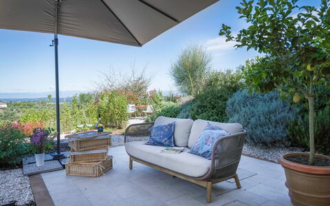 Punteriolo Spereto Family Apartment With Pool,: Plante, Propriété, Meubles, Ciel, Bleu Azur, Pot De Fleur, Ombre, Mobilier De Jardin, Architecture, Design Intérieur