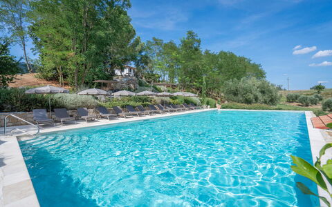 Punteriolo Spereto Family Apartment With Pool,: L'Eau, Plante, Ressources En Eau, Propriété, Ciel, Piscine, Nuage, Bleu Azur, Arbre, Paysage Naturel