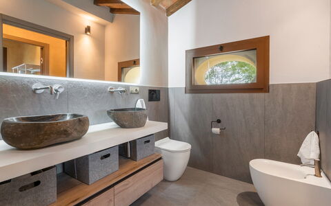 Punteriolo Spereto Family Apartment With Pool,: Marron, Miroir, Robinet, Luminaire Plomberie, Propriété, Lavabo, Armoire De Toilette, Évier, Salle De Bains, Bois