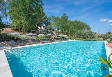 Punteriolo Spereto Family Apartment With Pool,: L'Eau, Plante, Ressources En Eau, Propriété, Ciel, Piscine, Nuage, Bleu Azur, Arbre, Paysage Naturel